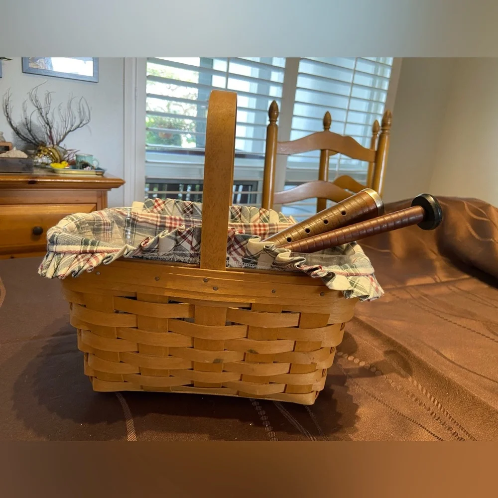 Longaberger basket 2005, comes with vintage wooden bobbin spools (6 spools)